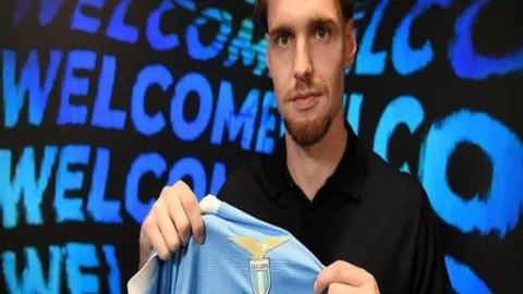 刘俊茜在室内世锦赛男子60米栏中以7秒55荣获铜牌